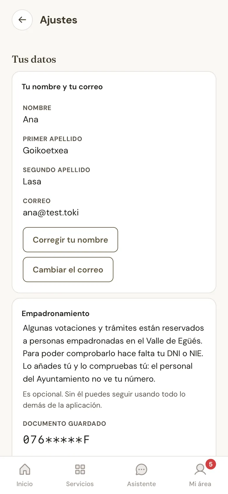 Ajustes de la app, en el apartado Tu nombre y tu correo.